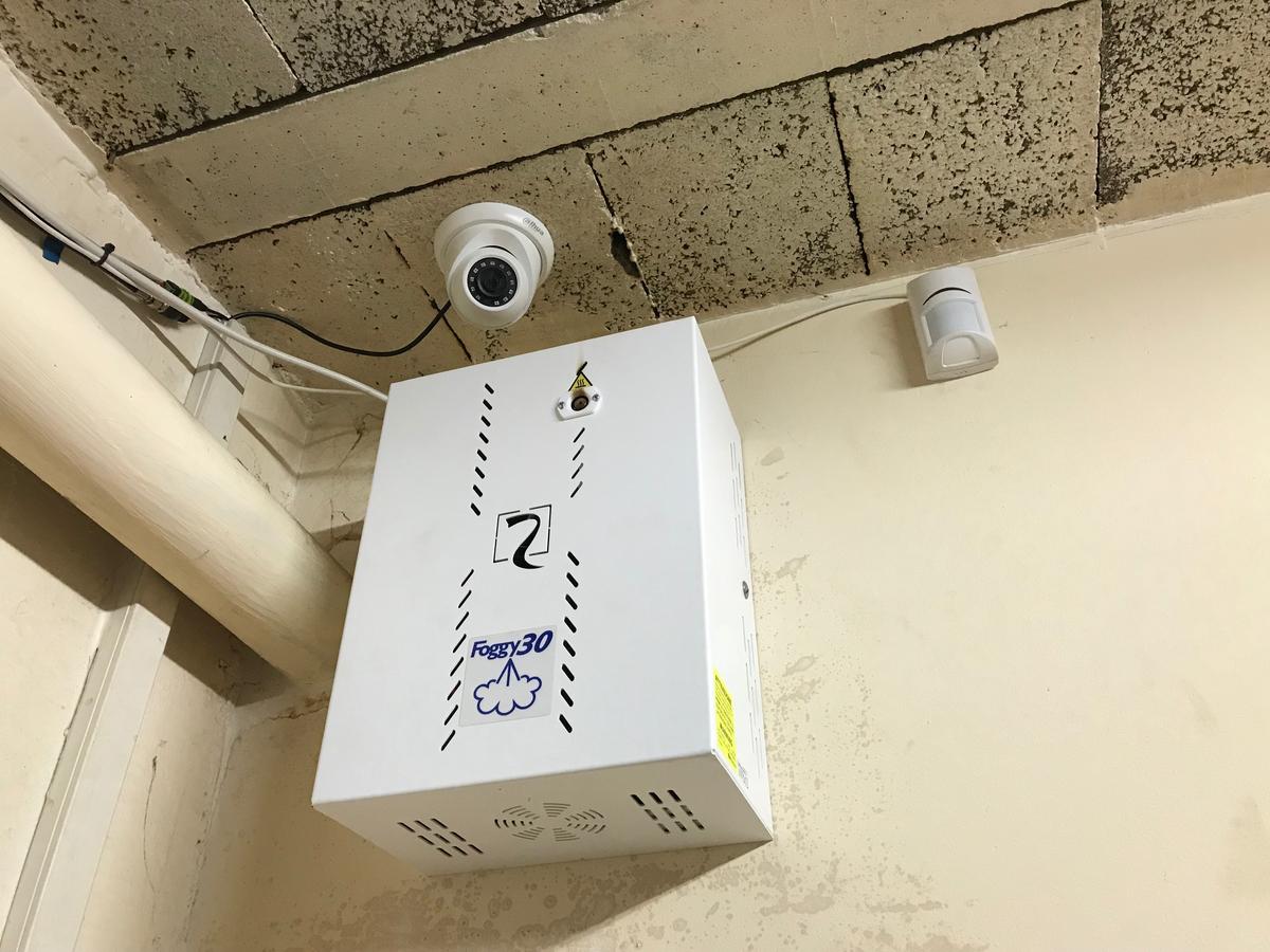 générateur de brouillard et caméra vidéo de surveillance